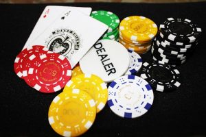 fichas de casino con cartas de jugar